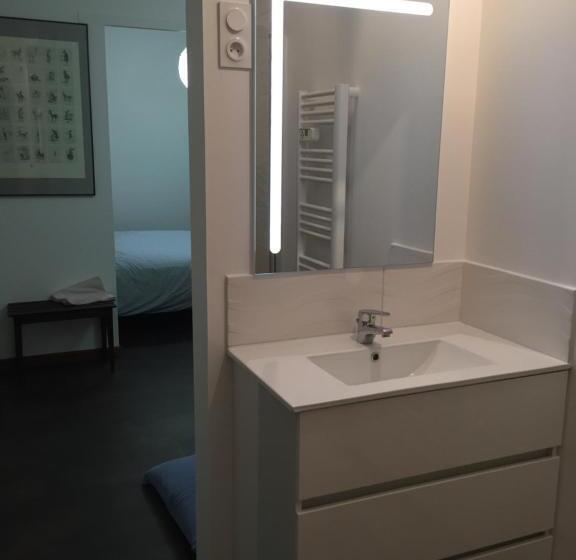 标准三人间, Sous La Tour