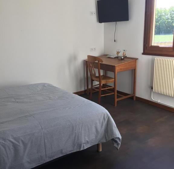 标准三人间, Sous La Tour