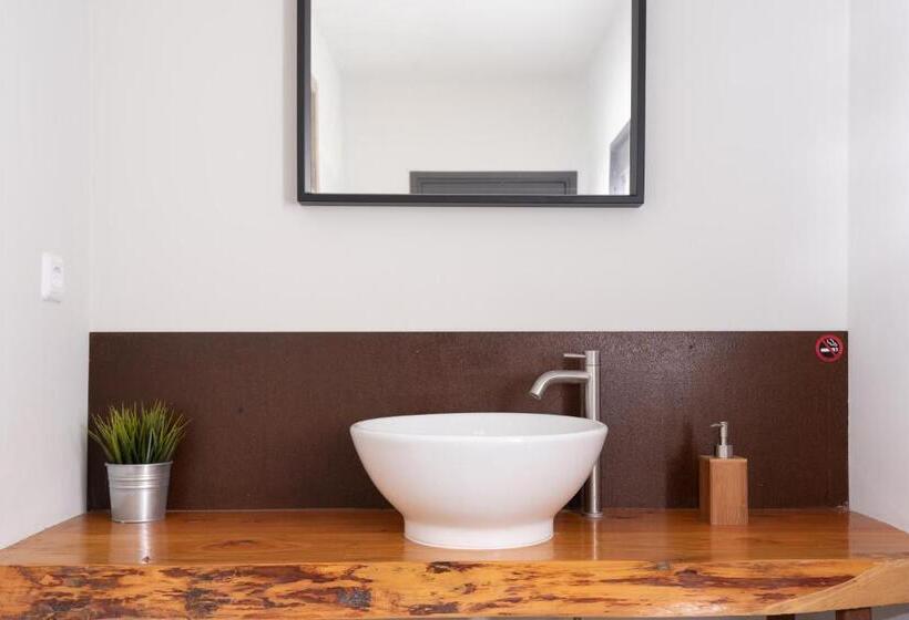 חדר סטנדרטי לארבעה עם חדר אמבטיה משותף, Beach House 9