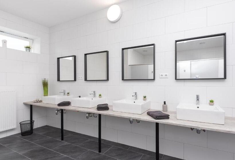 חדר סטנדרטי לארבעה עם חדר אמבטיה משותף, Beach House 9