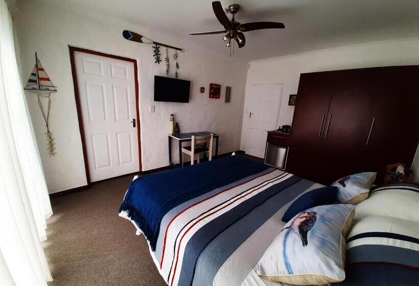 اتاق لوکس, At Upperwood Manor