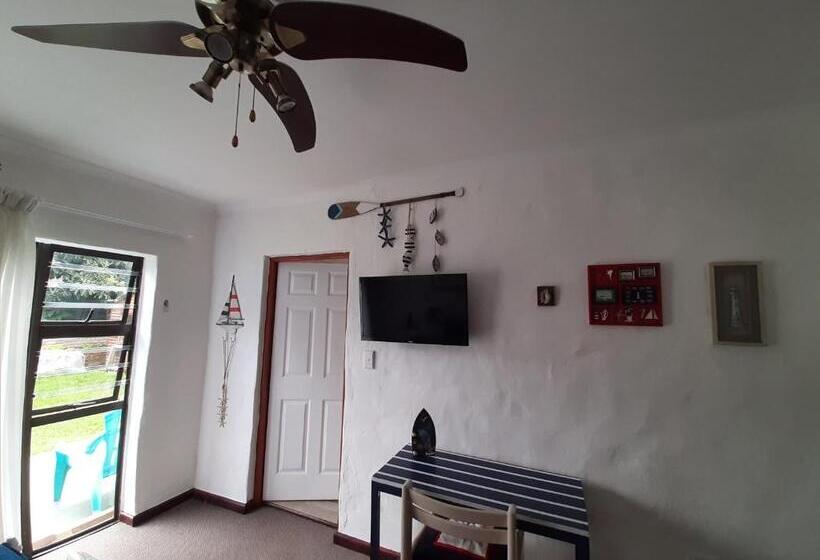 اتاق لوکس, At Upperwood Manor