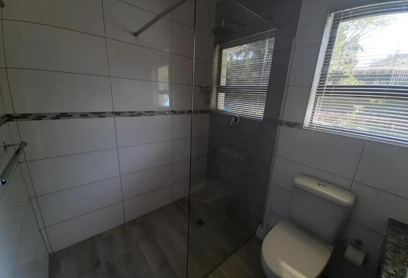 اتاق لوکس, At Upperwood Manor