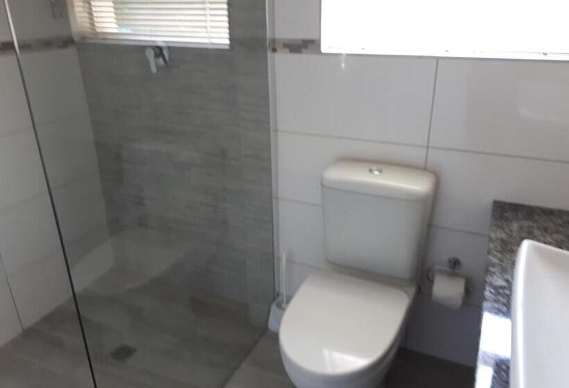 اتاق لوکس, At Upperwood Manor