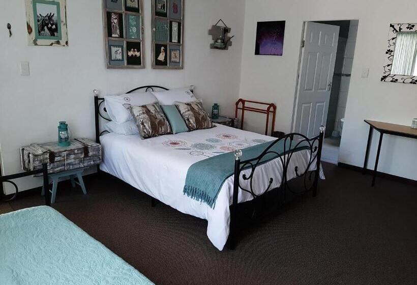 اتاق لوکس, At Upperwood Manor