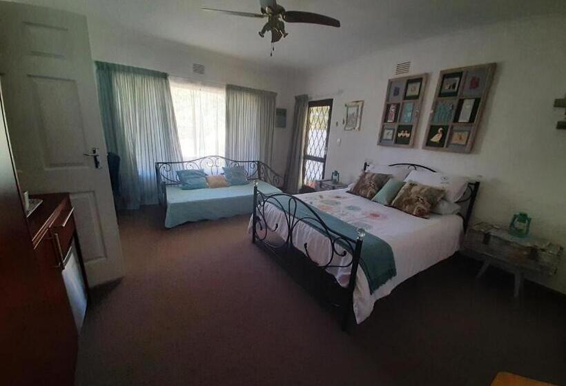 اتاق لوکس, At Upperwood Manor