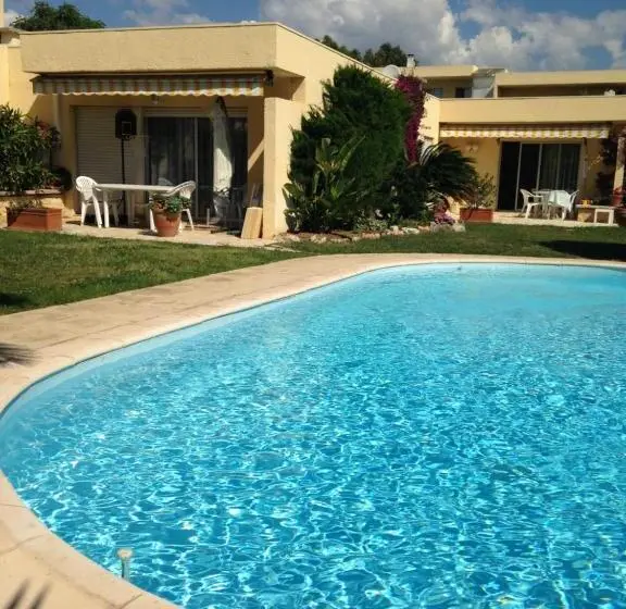 プールビュースタンダードルーム, Villa C3 Arthur Rimbaub Chambre D’hôte Piscine Proche Mer Plage 600m