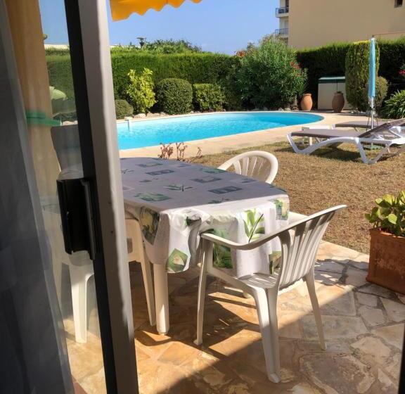 标准间带游泳池, Villa C3 Arthur Rimbaub Chambre D’hôte Piscine Proche Mer Plage 600m