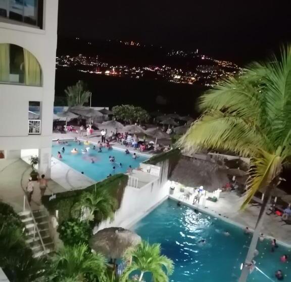 استودیو خانوادگی, Bonita Suite Torres Gemelas