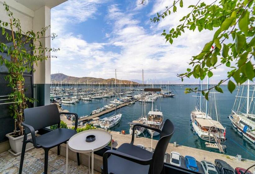 חדר לארבעה סטנדרטי עם מרפסת, Ece Marina Suites