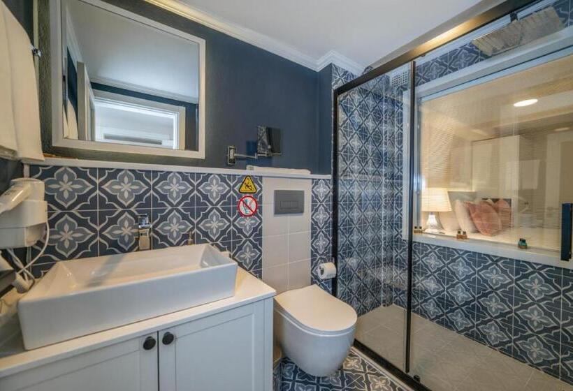 מיטת קינג בסוויטה, Ece Marina Suites