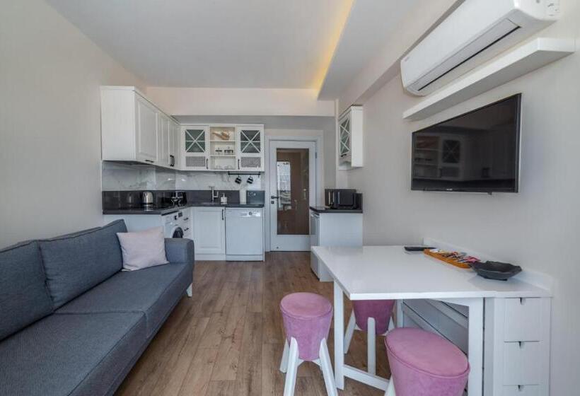 מיטת קינג בסוויטה, Ece Marina Suites