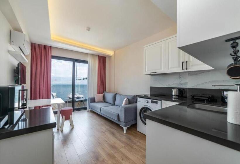 מיטת קינג בסוויטה, Ece Marina Suites