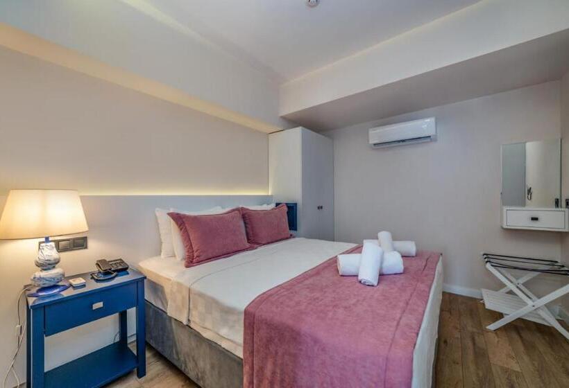 מיטת קינג בסוויטה, Ece Marina Suites