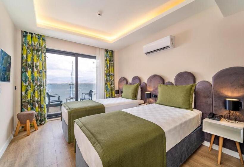 اتاق استاندارد چهارنفره با بالکن, Ece Marina Suites