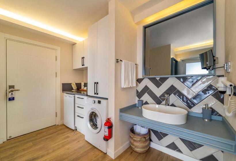 Quarto Quadruple Standart com Varanda, Ece Marina Suites