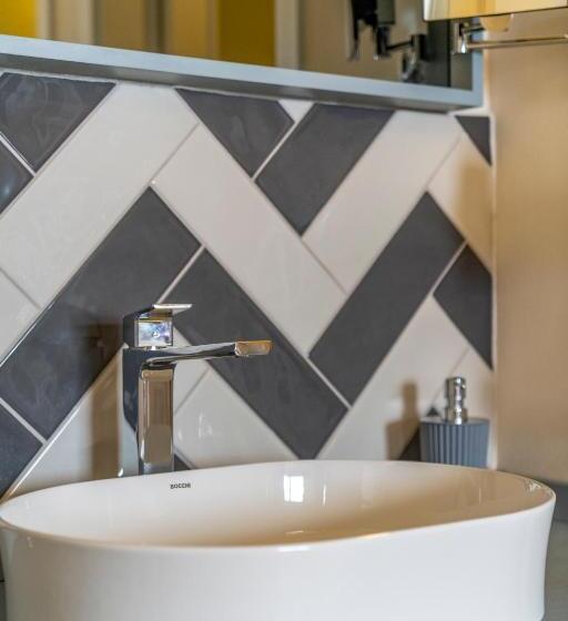 חדר לארבעה סטנדרטי עם מרפסת, Ece Marina Suites