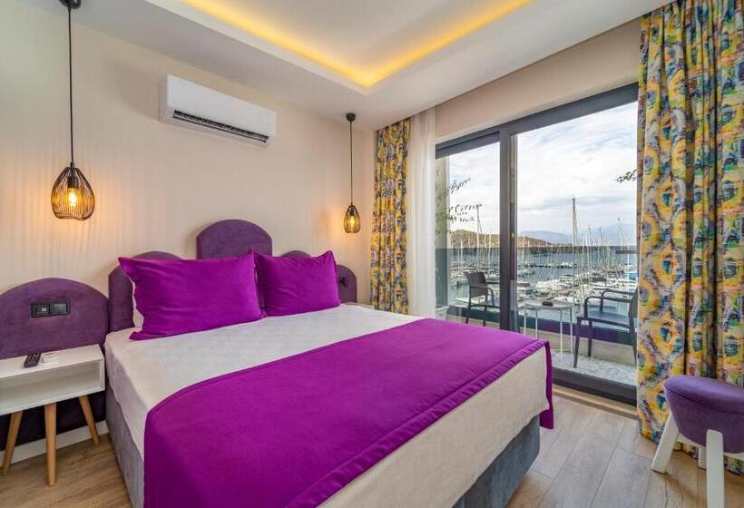 חדר לארבעה סטנדרטי עם מרפסת, Ece Marina Suites