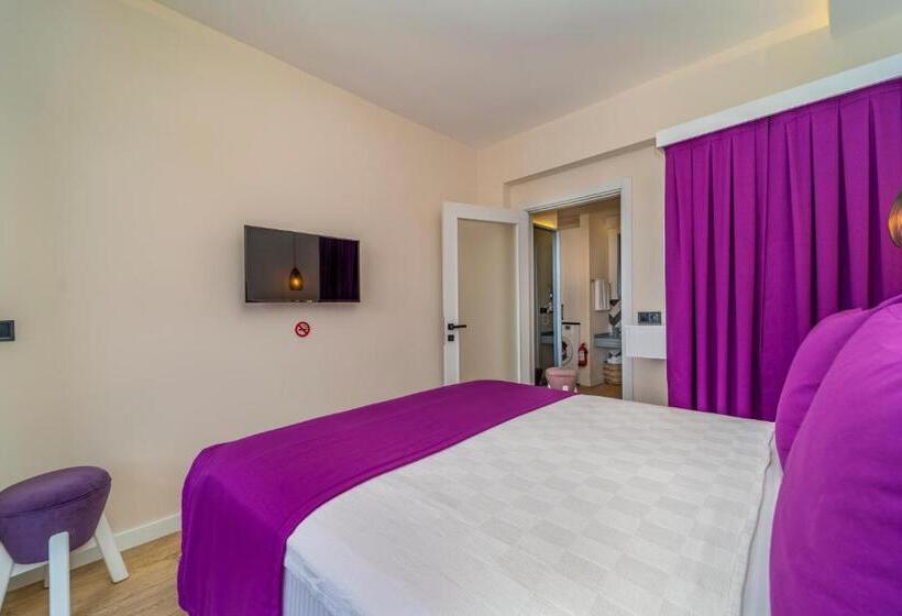 Quarto Quadruple Standart com Varanda, Ece Marina Suites