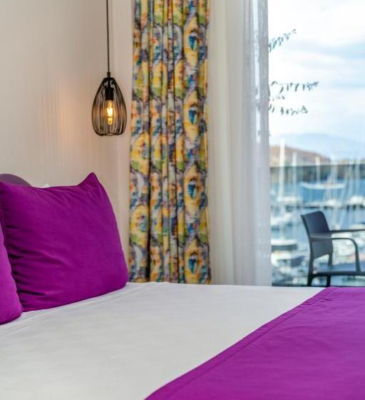 חדר לארבעה סטנדרטי עם מרפסת, Ece Marina Suites