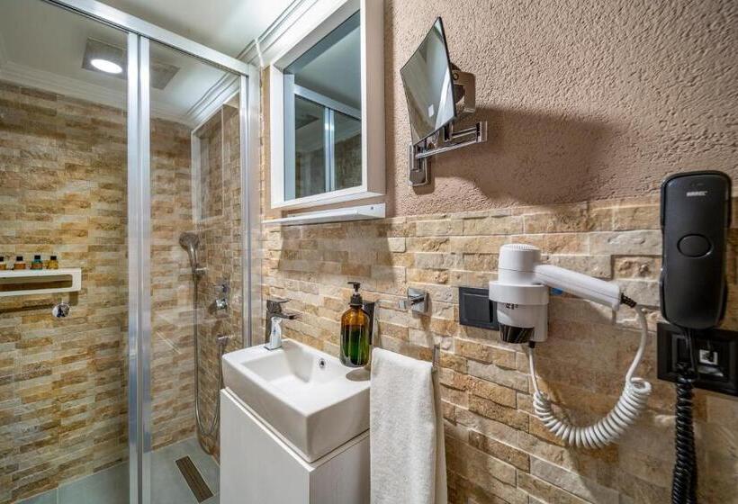 Quarto Basic, Ece Marina Suites