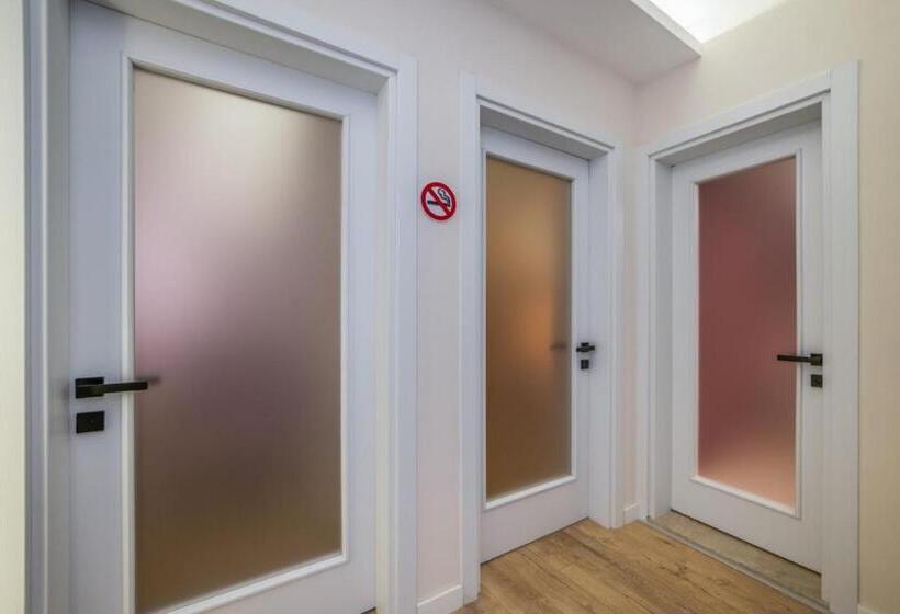 מיטת קינג בסוויטה, Ece Marina Suites