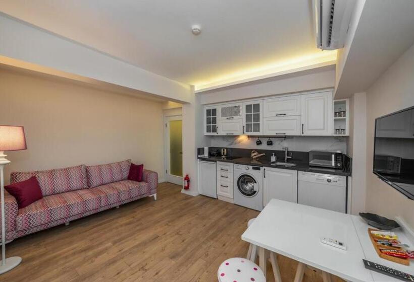 מיטת קינג בסוויטה, Ece Marina Suites