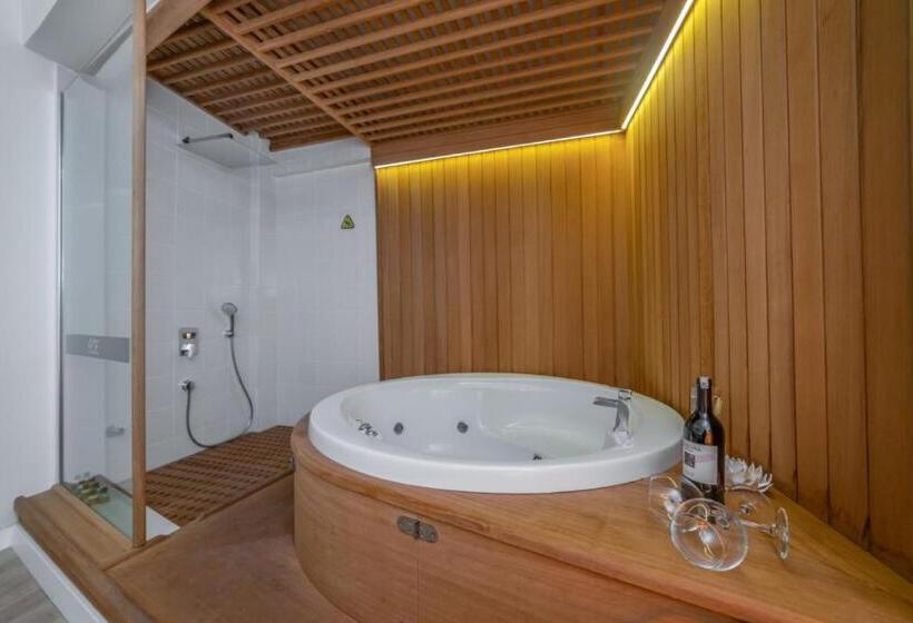 מיטת קינג בסוויטה, Ece Marina Suites