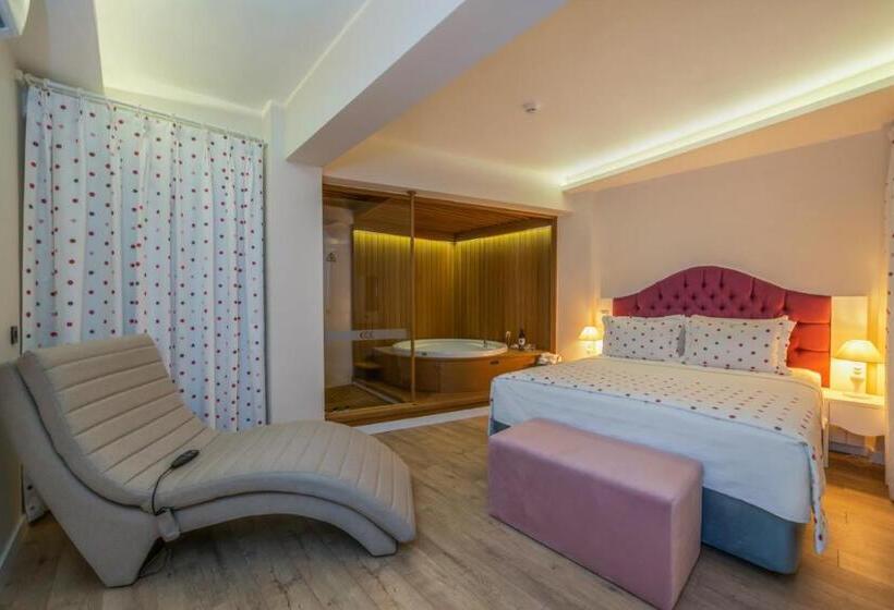 מיטת קינג בסוויטה, Ece Marina Suites