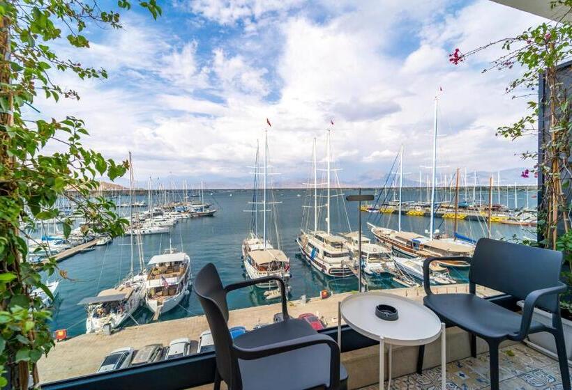 Quarto Quadruple Standart com Varanda, Ece Marina Suites
