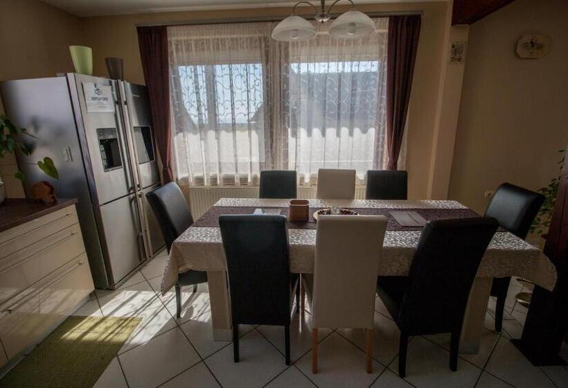 Дом 1 Спальня, Barátkozó Vendégház