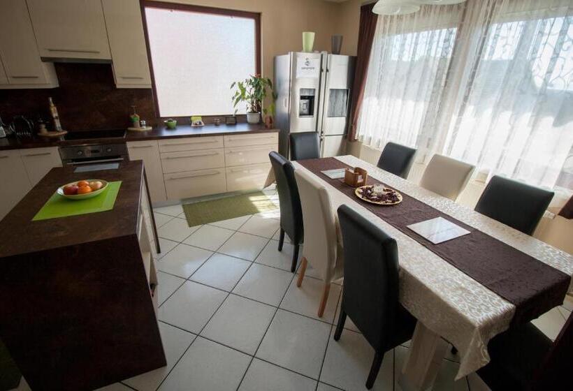 בית, חדר שינה 1, Barátkozó Vendégház