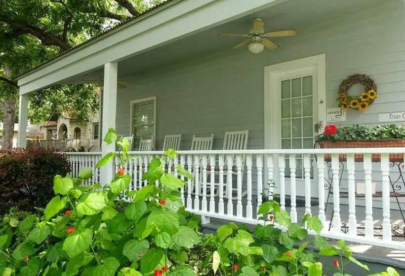 Talo 2 Makuuhuonetta, Comal Inn