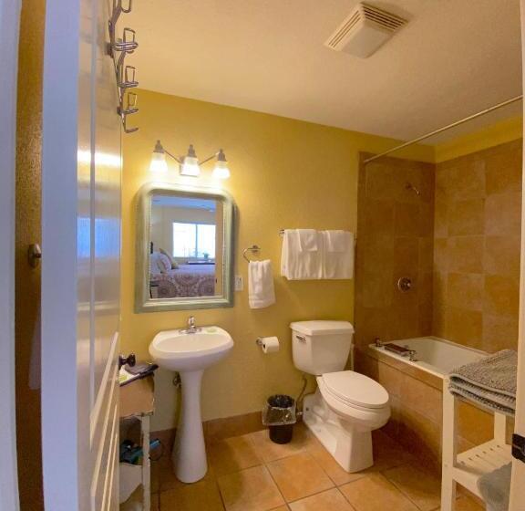 经典四人房间, Comal Inn