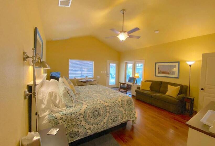 غرفة قياسية رباعية, Comal Inn