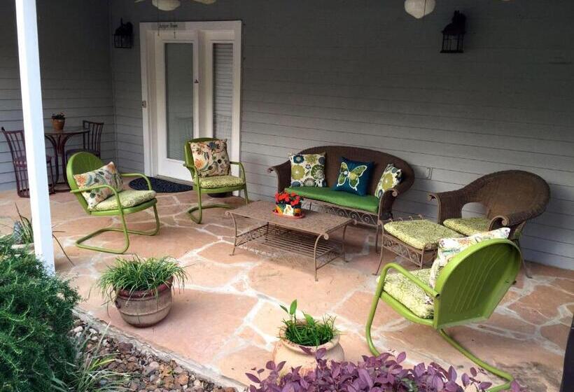 غرفة قياسية رباعية, Comal Inn