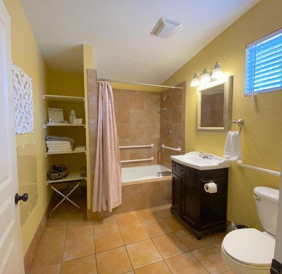 四人标准间, Comal Inn