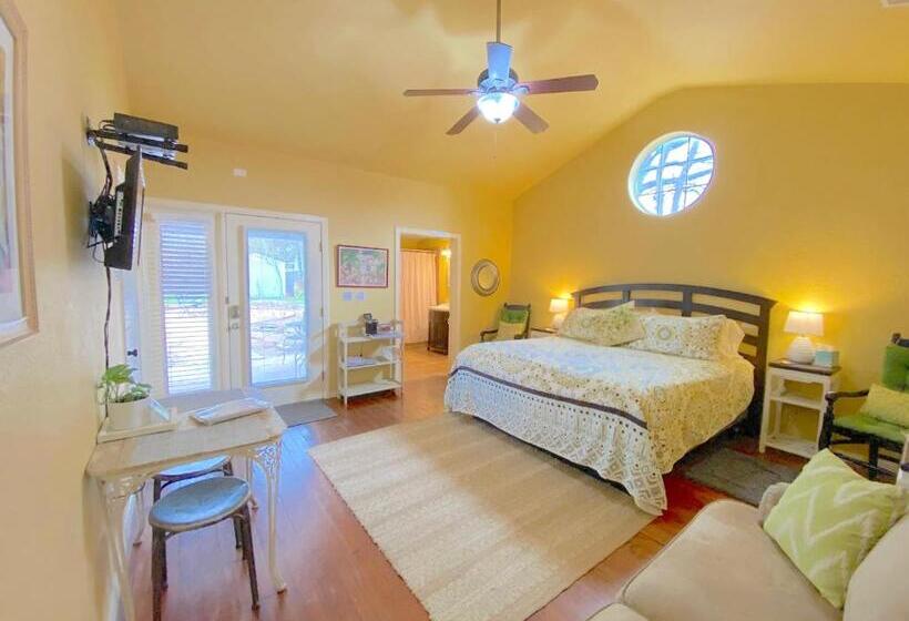 四人标准间, Comal Inn