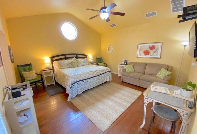 四人标准间, Comal Inn