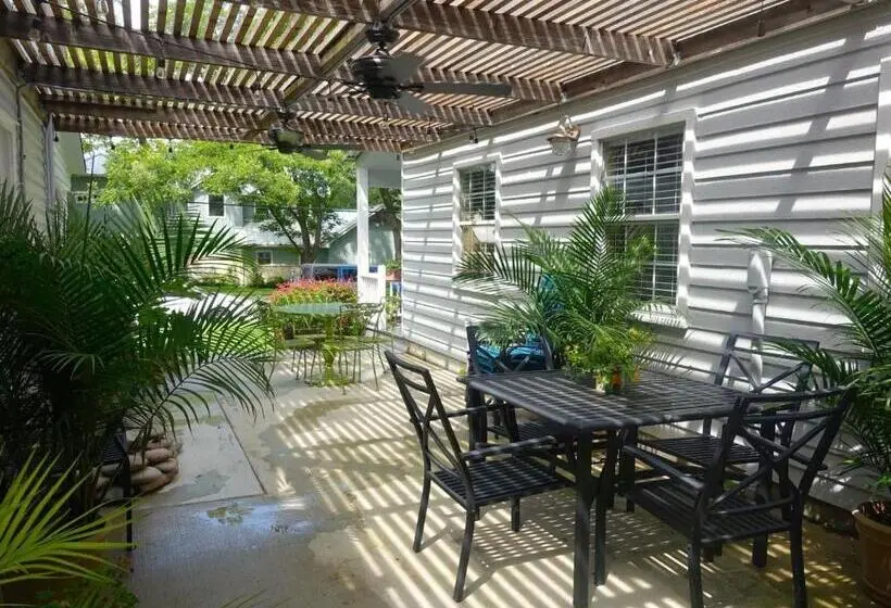 Talo 2 Makuuhuonetta, Comal Inn