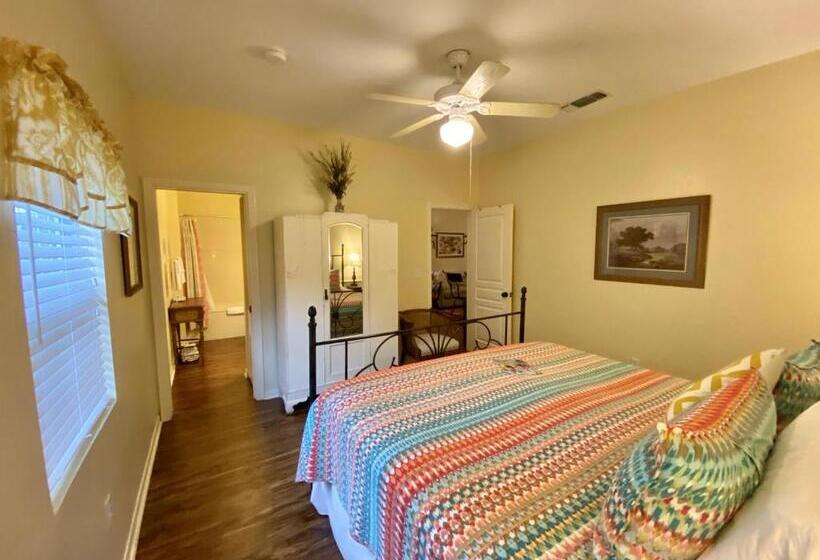 منزل غرفتين نوم, Comal Inn