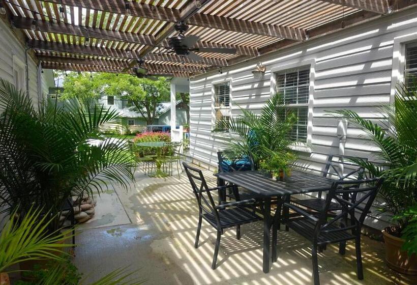 带大床的豪华间, Comal Inn