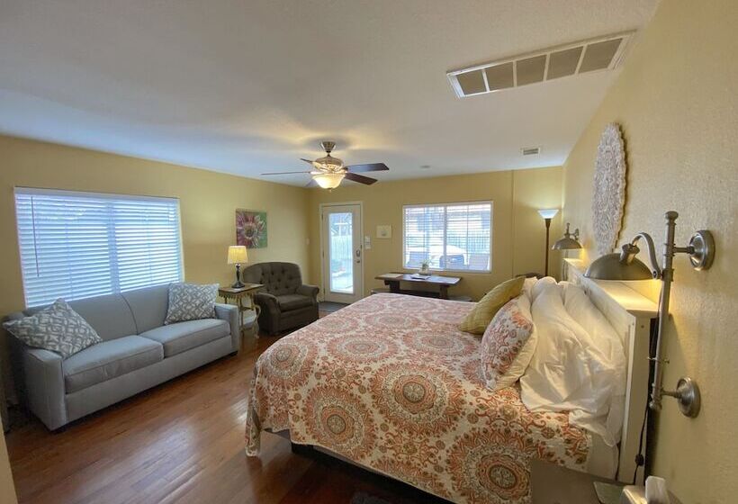 غرفة قياسية رباعية, Comal Inn