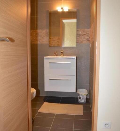 غرفة قياسية ثلاثية, La Perronière