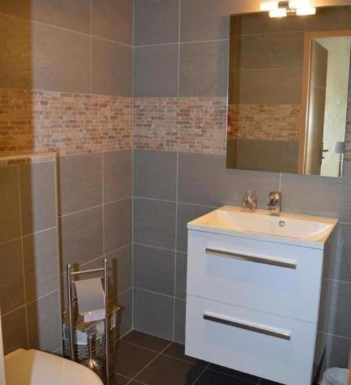 غرفة قياسية ثلاثية, La Perronière