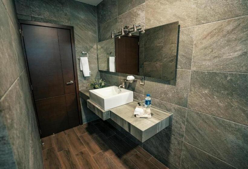 غرفة قياسية ثلاثية, Corral Grande