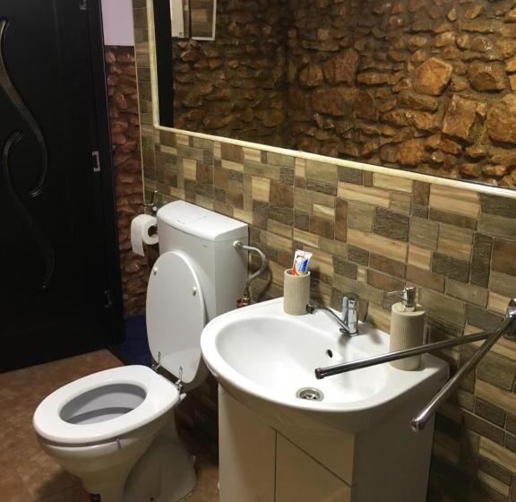 חדר משפחתי, Sunset Expanse