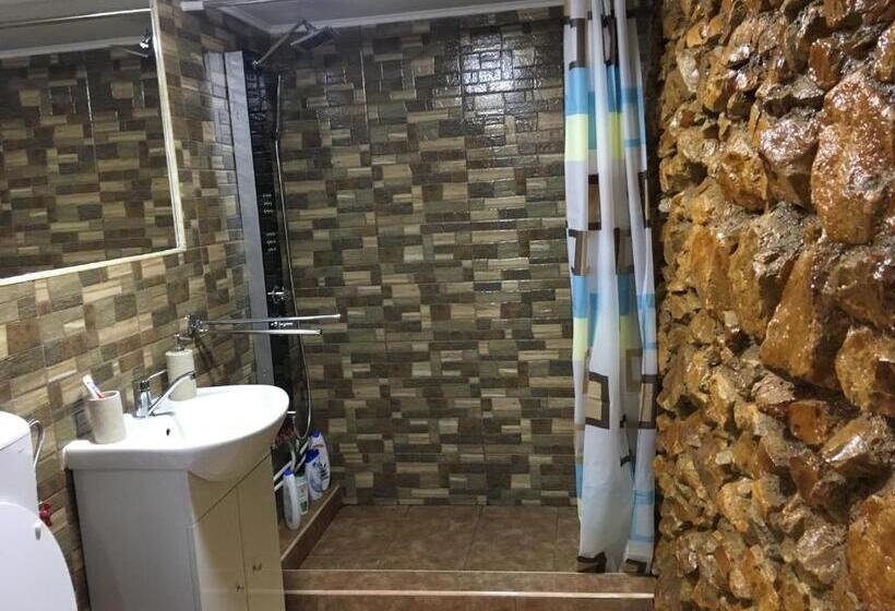 חדר משפחתי, Sunset Expanse