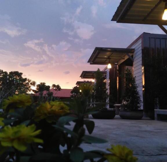 חדר בסיסי, Wattana Home