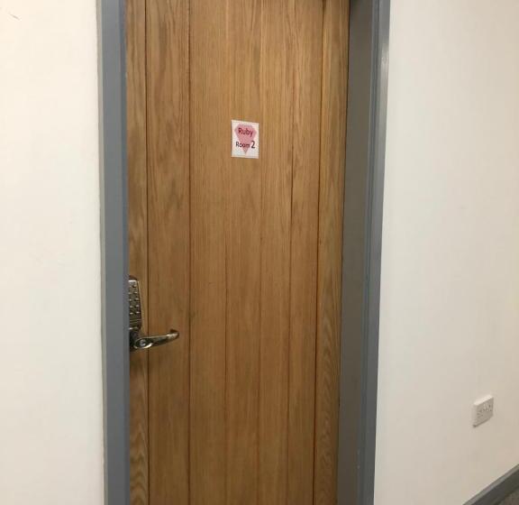 غرفة قياسية فردية, Opal Bank